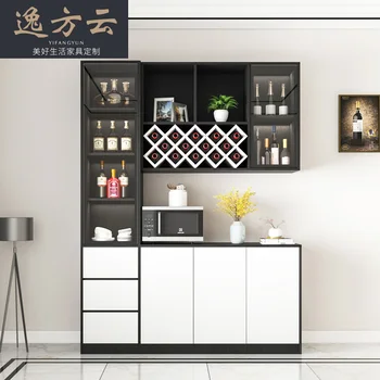 Steklena vrata v dnevni sobi ob steni, čaj, kabinet, vina kabineta, visoka omara in razkošno sideboard.